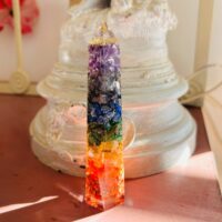 Obélisque orgonite 7 chakras 6 faces 12 cm - Boutique La Porte des Secrets