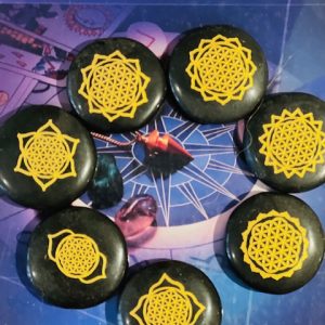 Runes en Onyx noir naturel - 7 pierres rondes et plates gravées Or - boutique La Porte des Secrets
