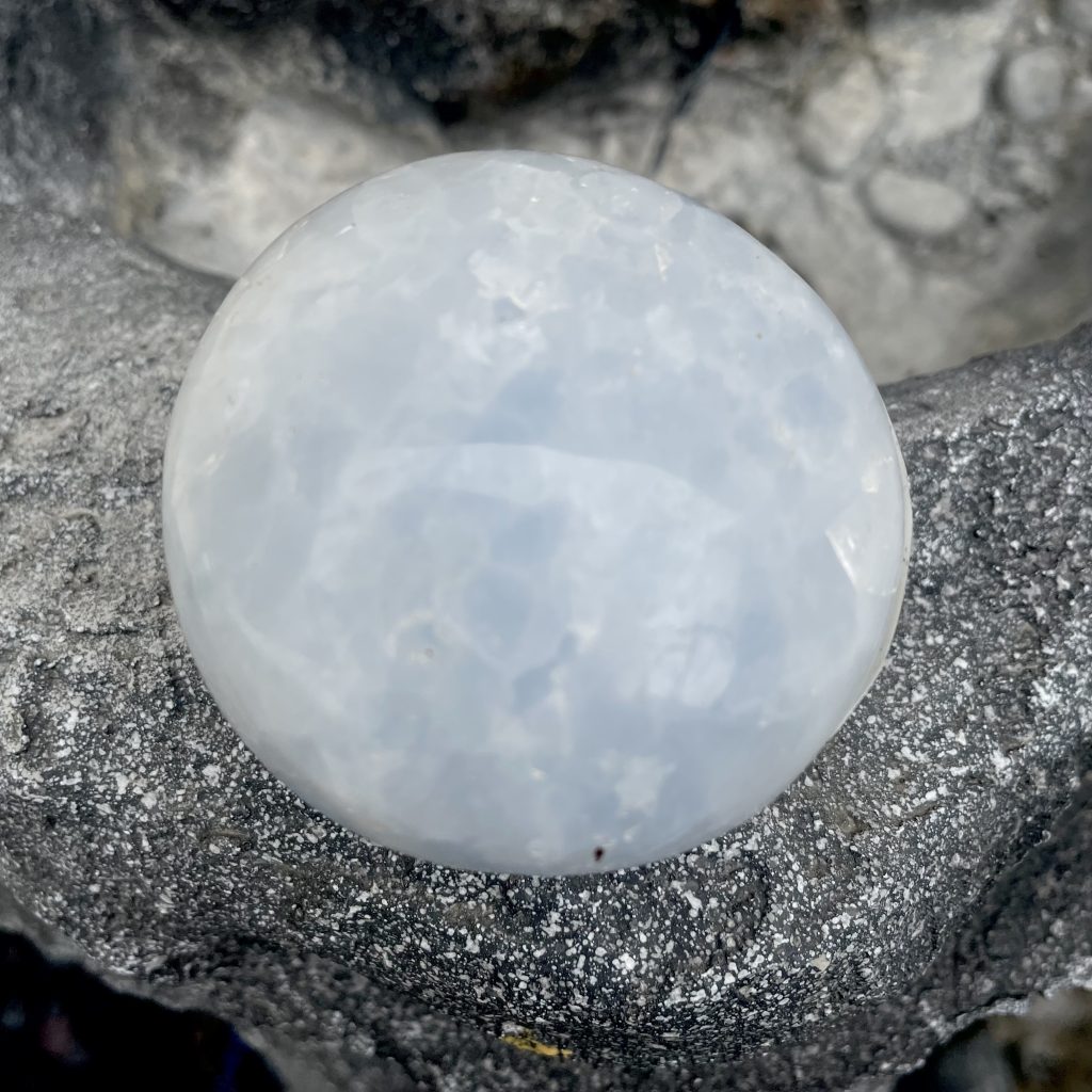 Galet de Calcite bleue de Madagascar pour apaiser votre mental, vos nuits et calmer votre stress et vos angoisses; boutique La Porte des Secrets