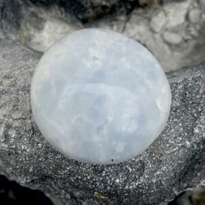 Galet de Calcite bleue de Madagascar pour apaiser votre mental, vos nuits et calmer votre stress et vos angoisses; boutique La Porte des Secrets