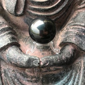 Boule de Shungite 60mm - célèbre carrière de Zazhoginskoye à côté du village de Shunga, gage de la plus haute qualité de shungite, non radio active. - boutique La Porte des Secrets