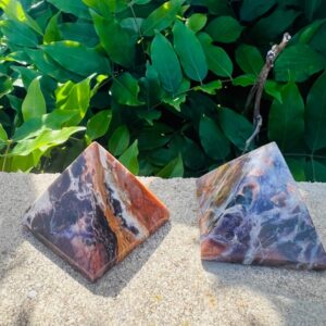 Pyramide en pierre Tiffany stone 5x5x5cm - La TIFFANY STONE est fluorescente (vert brillant) sous la lumière ultraviolette. - Boutique La Porte des Secrets naturelle