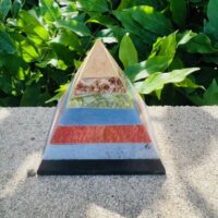 Pyramide multi pierres naturelles 6cmx6cm - Boutique de lithothérapie La Porte des Secrets