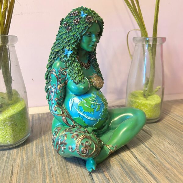 Gaïa le Terre Mère statue d'art peinte à la main Nemesis Now boutique La Porte des Secrets GAÏA, est la déesse de la terre grecque antique qui engendra toute forme de vie.