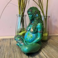 Gaïa le Terre Mère statue d'art peinte à la main Nemesis Now boutique La Porte des Secrets GAÏA, est la déesse de la terre grecque antique qui engendra toute forme de vie.