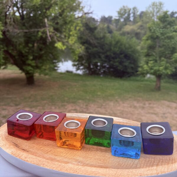 Bougeoir en verre coulé teinté dans la masse, forme carré, introuvable taille : 4.5 x 4.5 cm