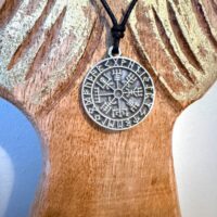 Pendentif boussole viking avec Aegishjalmur symbole de protection. Boutique La Porte des Secrets