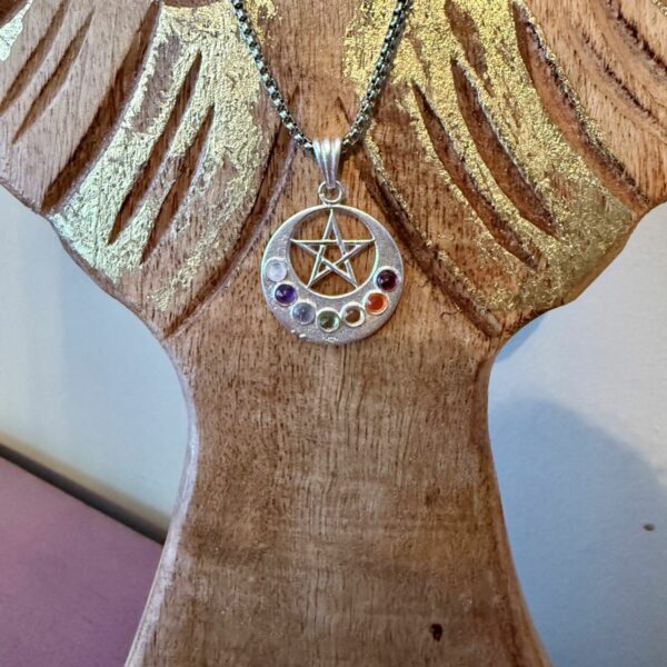 Pendentif demi-lune avec pentagramme et pierres de chakra. Boutique La Porte des Secrets