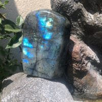 Pierre Labradorite forme libre de Madagascar