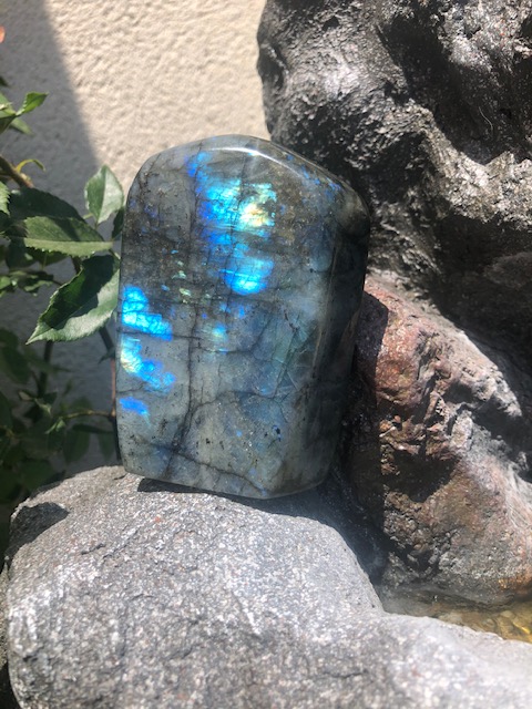 Pierre Labradorite forme libre de Madagascar