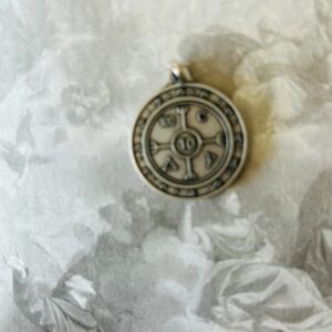 Amulette de désenvoûtement argenté, recto lisse. Boutique ésotérique La Porte des Secrets