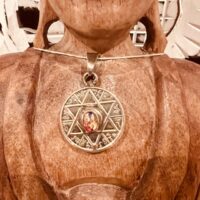 Amulette Etoile à 6 branches avec une Opale feu naturelle incrustée - Boutique La Porte des Secrets