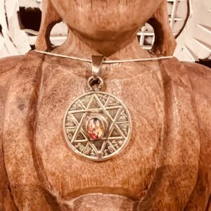 Amulette Etoile à 6 branches avec une Opale feu naturelle incrustée - Boutique La Porte des Secrets