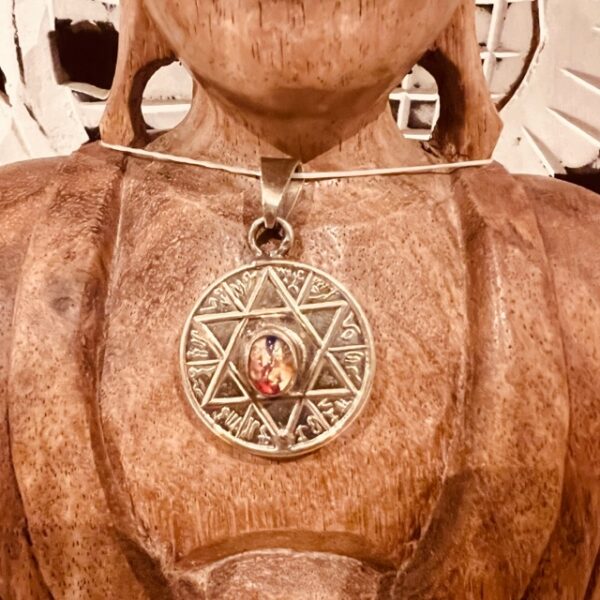 Amulette Etoile à 6 branches avec une Opale feu naturelle incrustée - Boutique La Porte des Secrets