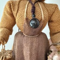 Pendentif Protection Ultime – Obsidienne Œil Céleste en sphère. Dimension de la pierre : 1.5 cm. Livré avec cordon en coton de couleur brun. Boutique de lithothérapie La Porte des Secrets