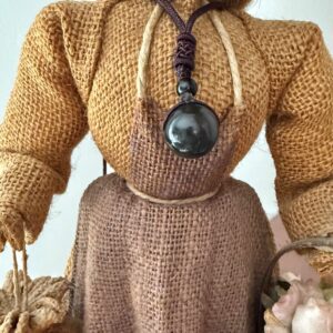 Pendentif Protection Ultime – Obsidienne Œil Céleste en sphère. Dimension de la pierre : 1.5 cm. Livré avec cordon en coton de couleur brun. Boutique de lithothérapie La Porte des Secrets