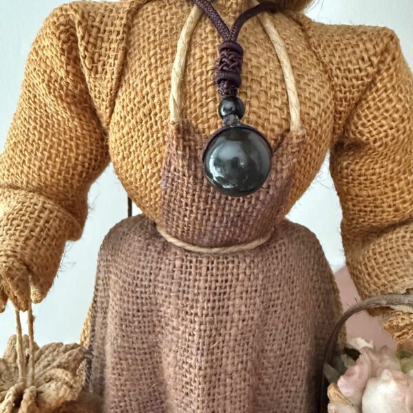 Pendentif Protection Ultime – Obsidienne Œil Céleste en sphère. Dimension de la pierre : 1.5 cm. Livré avec cordon en coton de couleur brun. Boutique de lithothérapie La Porte des Secrets