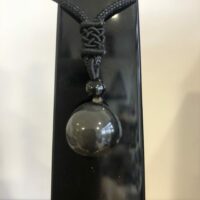 Pendentif Sphère en Obsidienne Œil Céleste Naturelle – Pierre de Protection & Ancrage. Boutique de pierres et minéraux du monde La Porte des Secrets
