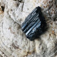 Tourmaline noire brute de Madagascar boutique La Porte des Secrets