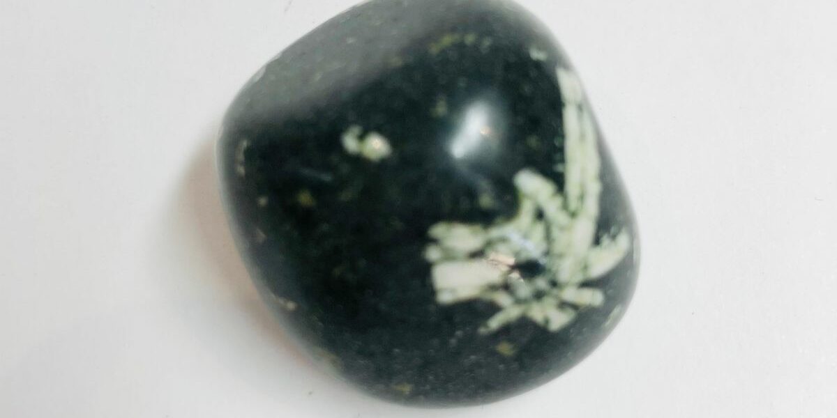 Pierre de PORPHYRE IMPERIAL vert- pierre roulée