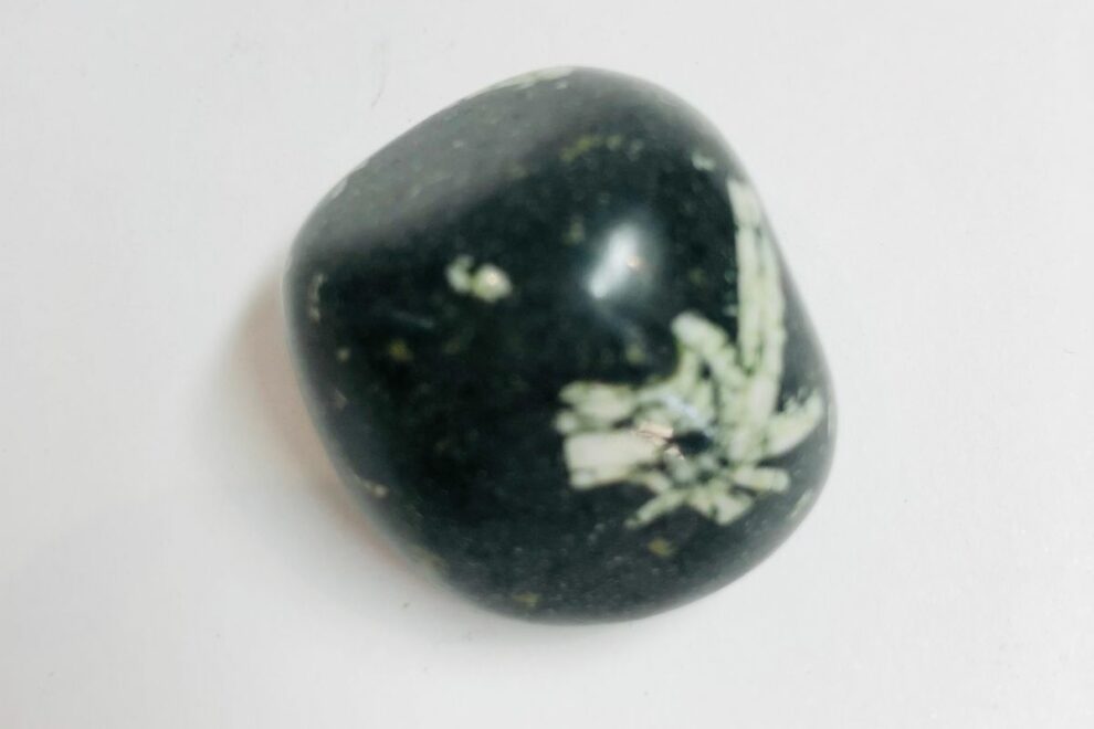 Pierre de PORPHYRE IMPERIAL vert- pierre roulée