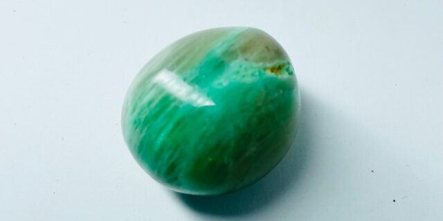 Gardienite de Madagascar pierre rare - pierre roulée forme boule Boutique La Porte des Secrets