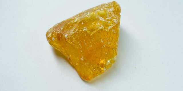 Copal - pierre résine brute Asie - boutique La Porte des Secrets