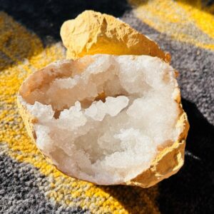 Géode Cristal de Roche extra 438 gr Brésil - Boutique La Porte des Secrets