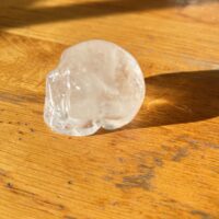 Crâne de cristal de roche Mexique fait à la main 5 cm - boutique minéraux du monde La Porte des Secrets