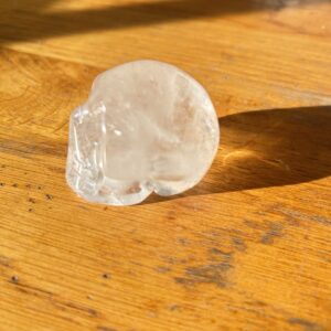 Crâne de cristal de roche Mexique fait à la main 5 cm - boutique minéraux du monde La Porte des Secrets