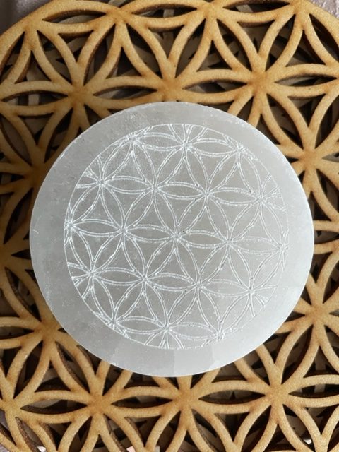 Disque Sélénite blanche 6 cm gravé fleur de vie - Boutique La Porte des Secrets