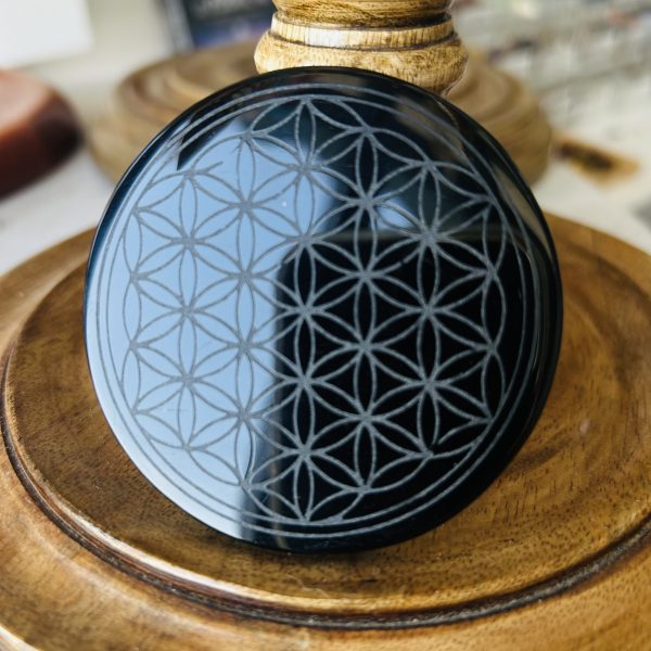 Plaque d'obsidienne noire du Mexique gravée fleur de vie - miroir énergisant 7cm - Boutique lithothérapie La Porte des Secrets