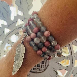 Mala pierres de Rhodonite 8 mm avec plume boutique La Porte des Secrets