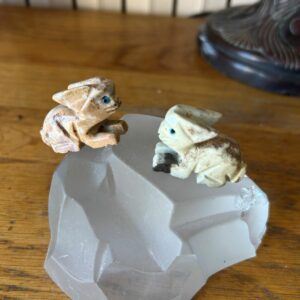 Lapine statuette en Sétaatite naturel fait main au Pérou - Boutique de Minéraux du Monde La Porte des Secrets