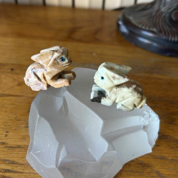 Lapine statuette en Sétaatite naturel fait main au Pérou - Boutique de Minéraux du Monde La Porte des Secrets