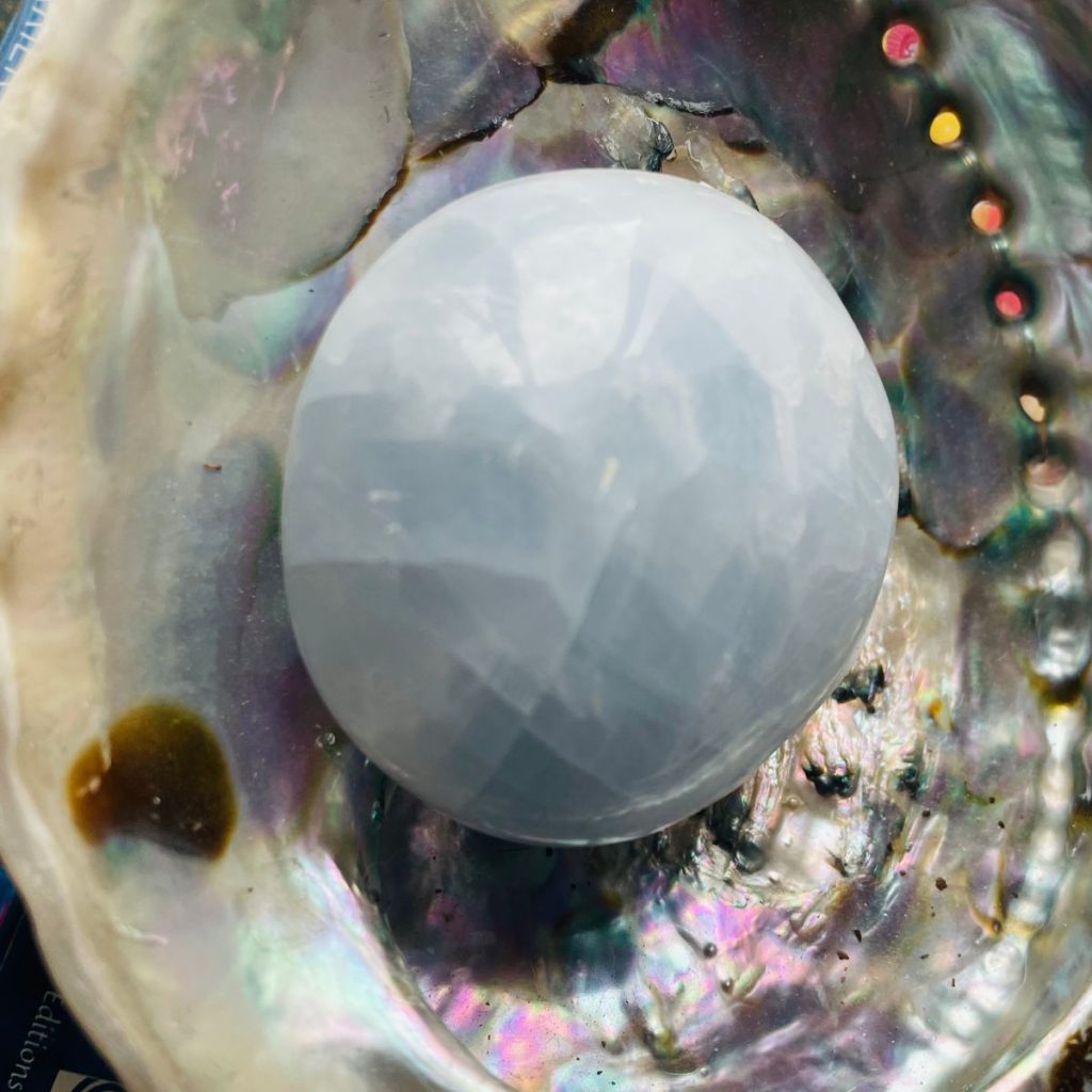 Calcite bleue naturelle galet de Madagascar de la boutique La Porte des Secrets