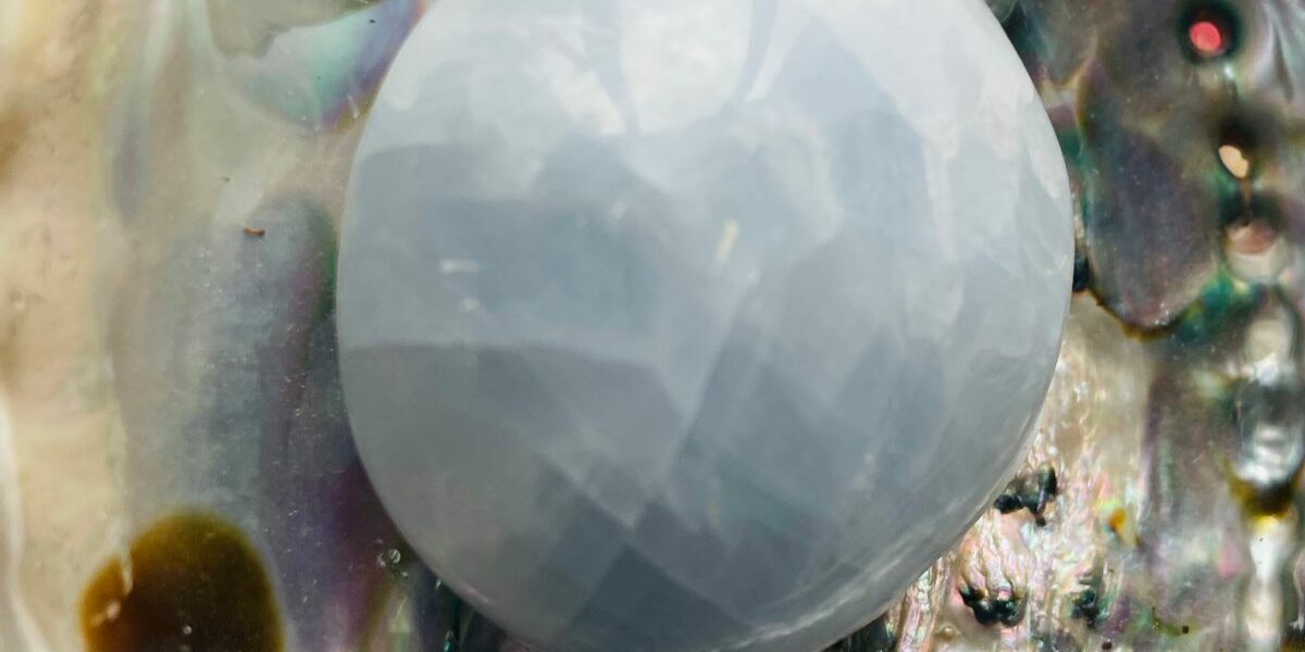 Calcite bleue naturelle galet de Madagascar de la boutique La Porte des Secrets