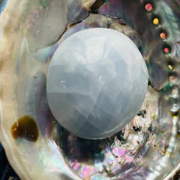 Calcite bleue naturelle galet de Madagascar de la boutique La Porte des Secrets