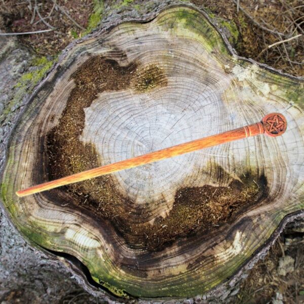 Bâton chaman en bois- Baguette magique - pentagramme sculpté main, 33 cm - Boutique ésotérique La Porte des Secrets