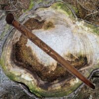 Bâton de chaman en bois sculpté – Pentagramme & Veines de lierre – Protection & Puissance spirituelle. Longueur 50 cm - Boutique ésotérique La Porte des Secrets