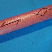 Bâton de chaman en bois sculpté – Pentagramme & Veines de lierre – Protection & Puissance spirituelle. Longueur 1 mètre - Boutique ésotérique La Porte des Secrets