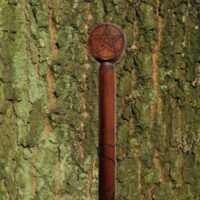 Bâton de chaman en bois sculpté – Pentagramme & Veines de lierre – Protection & Puissance spirituelle. Longueur 1 mètre - Boutique ésotérique La Porte des Secrets