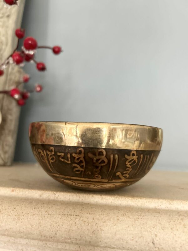 Bol chantant Tibétain gravé à la main du Signe de l'infini, mantras et OM 10.3 cm, boutique ésotérique La Porte des Secrets