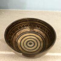 Bol chantant Tibétain gravé à la main du Signe de l'infini, mantras et OM 10.3 cm, boutique ésotérique La Porte des Secrets
