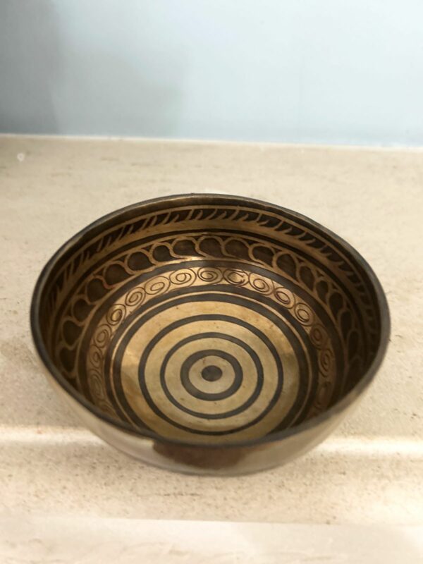 Bol chantant Tibétain gravé à la main du Signe de l'infini, mantras et OM 10.3 cm, boutique ésotérique La Porte des Secrets