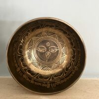Bol médecine Tibétain traditionnel gravé mantras de guérison et l'oeil de Bouddha 13 cm - photo intérieur du bol Boutique ésotérique La Porte des Secrets