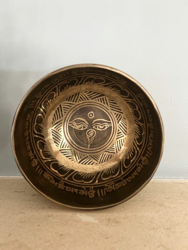 Bol médecine Tibétain traditionnel gravé mantras de guérison et l'oeil de Bouddha 13 cm - photo intérieur du bol Boutique ésotérique La Porte des Secrets