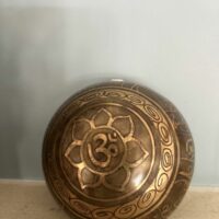 Bol médecine Tibétain traditionnel gravé mantras avec l'oeil de Bouddha 13 cm - Vue extérieur dessous du bol - Boutique ésotérique La Porte des Secrets