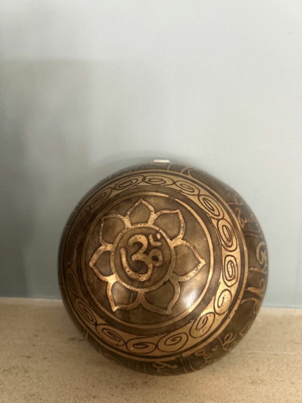 Bol médecine Tibétain traditionnel gravé mantras avec l'oeil de Bouddha 13 cm - Vue extérieur dessous du bol - Boutique ésotérique La Porte des Secrets