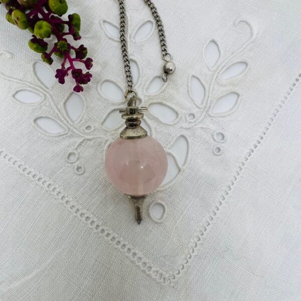 Pendule boule Quartz rose métal argenté - Boutique La Porte des Secrets